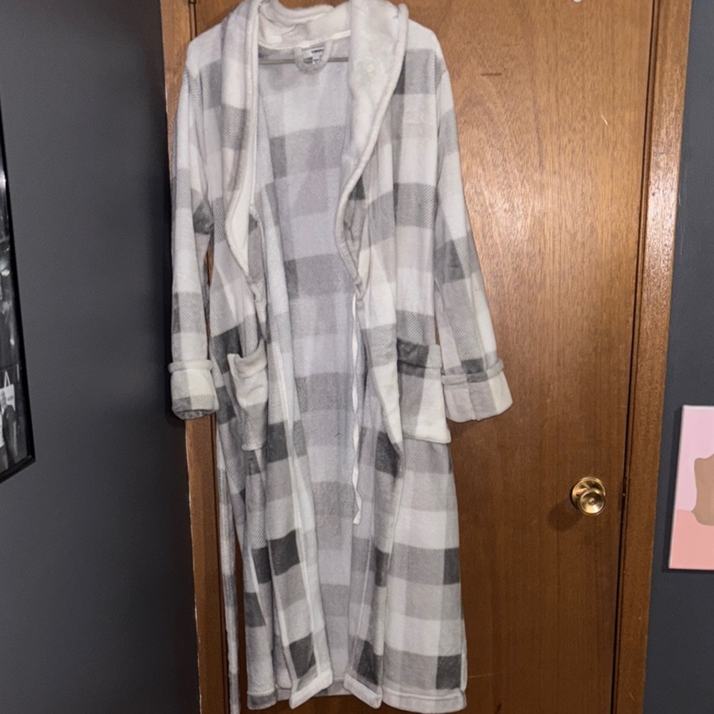 Plaid Women's Bath Robe in Gray and White